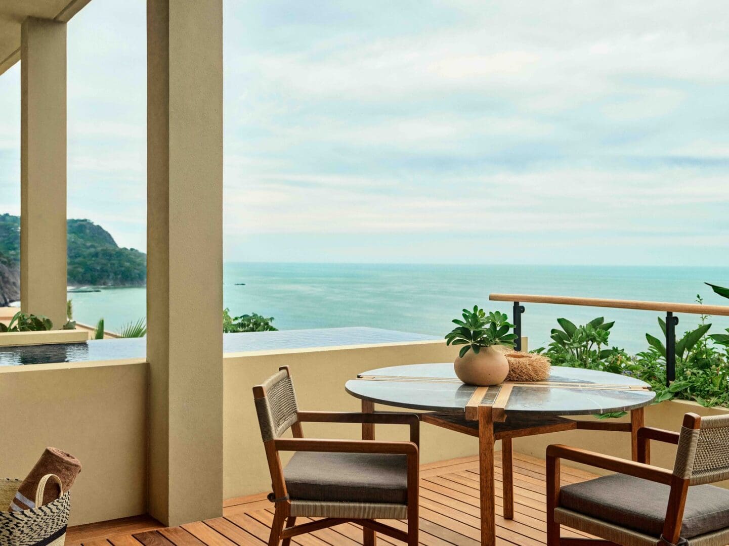 A quiet, step-free terrace chosen as a recovery stay after medical tourism